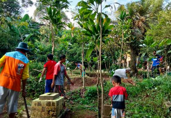 Jelang Bulan Suci Ramadhan, Warga Dusun Mangli Gotong Royong Bersihkan Makam